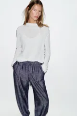 Pantalón jogger de tiro bajo color azul marino con efecto melange, cintura elástica con cordón de ajuste, bolsillos delanteros y puños elásticos en los tobillos.