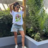 Remera blanca de algodón con estampado serigrafiado a mano de un pulpo en tonos rosados, morados y verdes.