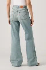 Jean de corte flare y tiro medio en tono celeste claro, con acabado deslavado y diseño clásico de cinco bolsillos.