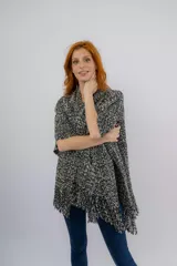 Ruana artesanal jaspeada en negro y crudo, tejida en telar manual con hilado mecha.