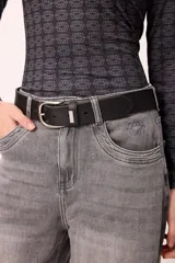 Jean wide leg de tiro medio con efecto lavado en color gris. Presenta un corte holgado de pierna ancha, cierre frontal con botón y cremallera, y bolsillos laterales. Incluye un pequeño bordado distintivo en la zona del bolsillo.
