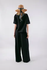 Pantalón negro de corte palazzo.