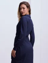 Vestido midi azul marino de lycra con cuello con solapa, escote en V cruzado y lazo de ajuste en la cintura.