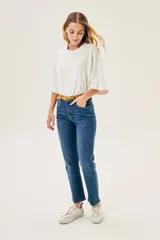 Pantalón de jean azul de corte recto, tiro alto y largo hasta el tobillo.