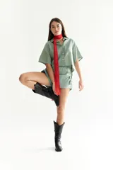 Short verde agua de lino, corte suelto, con pespuntes en color contrastante y cordones ajustables en los laterales.