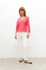 Remera fucsia de manga 3/4 con escote en V y bordado en los hombros.