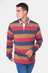 Remera polo manga larga con rayas horizontales en tonos azul, rojo y marrón. Cuello tipo rugby en denim lavado, puños en rib, botones personalizados y bordado en el pecho.