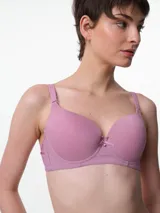 Soutien armado de microfibra color rosado, con copas preformadas sin aro, breteles ajustables y detalle de lazo pequeño con dije en el centro.