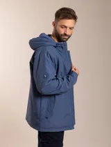 Campera negra con capucha, cierre frontal con cremallera y bolsillos laterales con botón a presión.