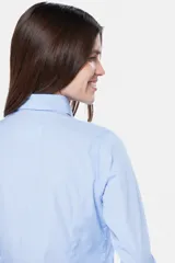 Camisa celeste a rayas verticales, de corte entallado y manga larga.