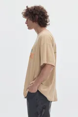 Remera boxy negra de algodón, con cuello redondo, manga corta y estampa frontal blanca con texto.