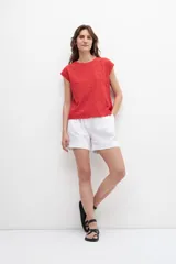 Short blanco de lino con pinzas, tiro alto y bolsillos laterales.