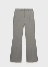 Pantalon de vestir de corte recto y tiro medio, confeccionado en tejido sastrero con forro interior. Cuenta con trabillas para cinturón, bolsillos laterales y cierre oculto de botón, gancho y cremallera.