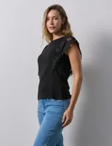 Blusa blanca de algodón y modal, marca Catherine Malandrino, con cuello redondo y mangas cortas con apliques de crochet.