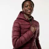 Campera ligera acolchada tipo puffer, color bordó, con capucha integrada, cierre frontal y diseño de costuras horizontales.