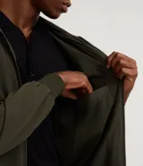 Campera bomber Marfinno para hombre, de color negro, confeccionada en poliamida con elastano y forro de poliéster. Cuenta con cuello alto, cierre frontal por cremallera y elástico en puños y cintura.