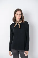 Sweater celeste de tejido de punto liso, con cuello redondo y mangas largas.