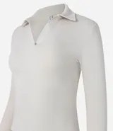 Blusa de manga larga confeccionada en tejido rib de algodón con elastano. Presenta un diseño ajustado al cuerpo con cuello polo y escote en V.