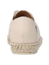 Sneaker de cuero vacuno color beige con textura granulada, cordones al tono y suela combinada con detalle de yute trenzado y puntera de goma.