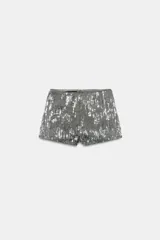 Shorts de tiro medio con aplicación de lentejuelas y abalorios brillantes. Cuenta con cierre lateral con cremallera oculta y forro interior.