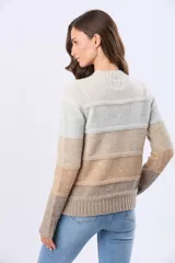 Buzo tejido de punto con diseño de rayas horizontales en tonos gris, rosa, malva y beige. Presenta cuello redondo, mangas largas y puños acanalados, con una pequeña etiqueta de cuero sintético en el ruedo.