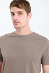 Remera de hombre color terracota, de manga corta y cuello redondo, con un pequeño logo bordado en el pecho.