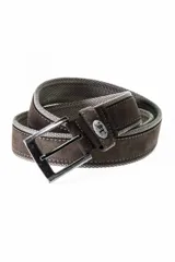 Cinturón de yute y nobuc color marrón con hebilla rectangular metálica plateada y detalle de pin metálico con logo.