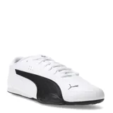 Championes urbanos Puma modelo Catch, color blanco con la icónica franja lateral en negro. Presentan un diseño de perfil bajo con cierre de cordones, puntera redondeada y suela de goma negra con excelente agarre.