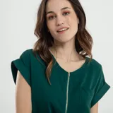 Blusa verde esmeralda de mangas cortas con doblez, escote en V y cierre frontal con cremallera dorada.