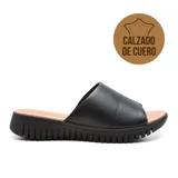 Sandalia de cuero negra marca Usaflex, modelo Jester. Diseño casual con plataforma baja y capellada con perforaciones.