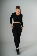 Remera manga larga color borgoña, de tejido acanalado y corte cropped.