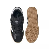 Championes Adidas Samba XLG, color negro con las tres tiras blancas y suela color caramelo.