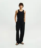 Pantalón de pijama de corte holgado, confeccionado en franela de algodón. Presenta cintura elástica con cordón de ajuste y diseño de rayas verticales.