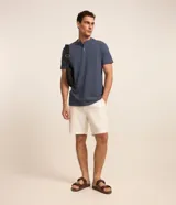 Remera azul de algodón con textura, cuello padre con botones y mangas cortas.