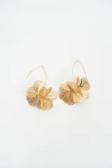 Par de aros colgantes dorados con diseño de flores compuestas por múltiples pétalos metálicos con textura estriada.