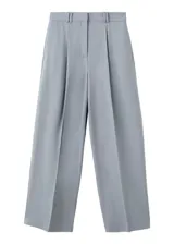 Pantalón de vestir celeste de corte recto y holgado, con pinzas en la parte delantera y bolsillos laterales.