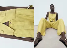 Pantalón de tiro alto color amarillo con sutil diseño de rayas verticales, de corte recto y largo, con bolsillos laterales y cierre frontal de botón y cremallera.