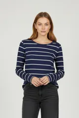 Remera de manga larga, corte al cuerpo, con cuello redondo y estampado de rayas horizontales blancas y azul marino.