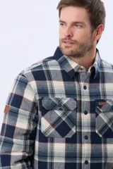 Campera tipo leñadora de viyela a cuadros, con interior forrado en corderito para mayor abrigo. Presenta cierre frontal con botones, cuello clásico y dos bolsillos frontales con solapa y botón.