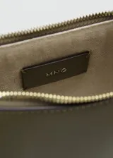 Cartera tipo hobo de diseño ovalado en color verde militar, con asa corta de hombro ajustable, herrajes metálicos dorados y cierre de cremallera superior.