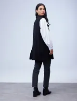 Chaleco largo de punto marca Absolutely Famous, color negro, con cuello de solapa y bolsillos delanteros.