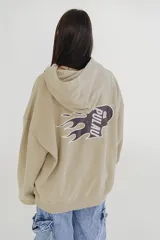 Canguro negro con capucha y bolsillo delantero tipo canguro. Estampa frontal con la frase "Wear More & Worry Less" en color rosa.