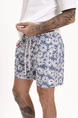 Short de baño con estampado floral en tonos rosados, marrones y grises, con cintura elástica y cordón ajustable blanco.