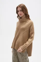 Sweater de tejido de punto color beige, con cuello polera y diseño holgado. Presenta un patrón de rombos en relieve en la parte frontal y mangas largas con puños acanalados.