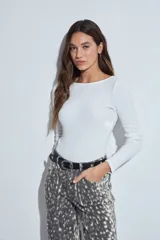 Body de manga larga en color blanco, con cuello redondo y ajuste al cuerpo. Presenta un diseño minimalista y versátil, ideal para usar como prenda base.