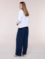 Campera de jean blanca de la marca Dash, con cuello solapa, cierre frontal de botones metálicos y bolsillos aplicados en el pecho.