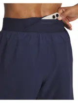 Short deportivo Under Armour Launch Pro 7 de color azul marino con detalles en azul brillante en los laterales, diseñado para running con tejido ultraligero, elástico y transpirable.