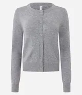 Cardigan de punto color gris, con cuello redondo, manga larga y cierre frontal con botones. Presenta puños y bajo acanalados, con un diseño clásico y versátil.