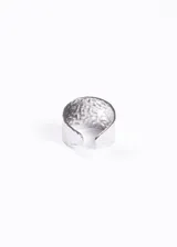 Anillo ancho de acero quirúrgico plateado con textura martillada.
