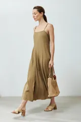 Vestido midi color verde oliva de lino con breteles finos y corte recto.